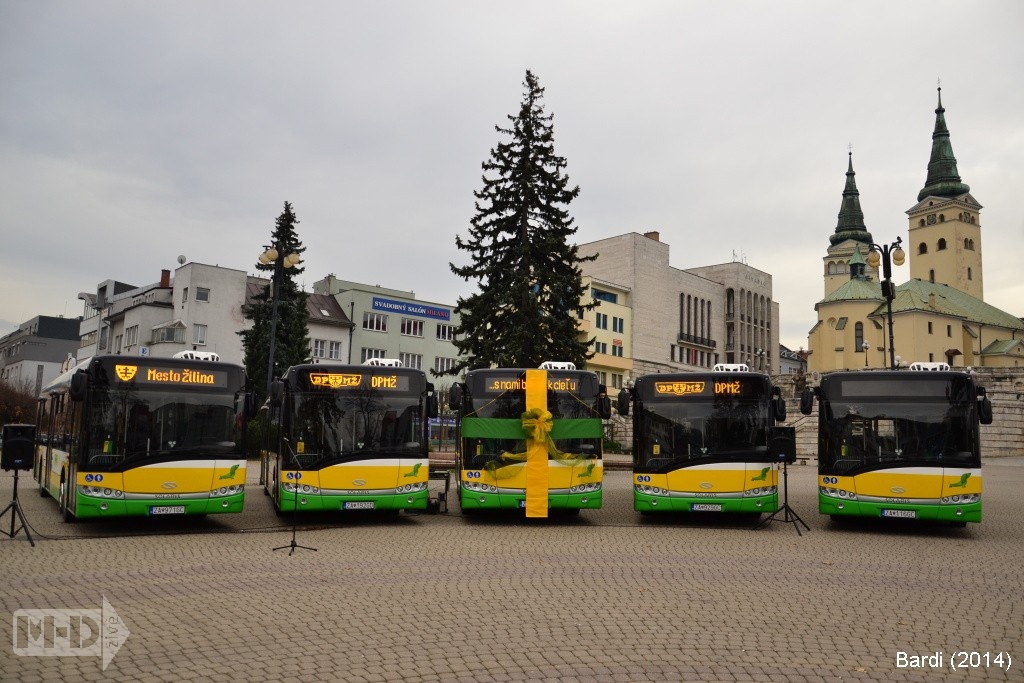 2014-11-12@28@ZA 929CG@Žilina, Námestie Andreja Hlinku (druhý vůz zleva)